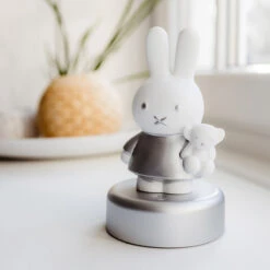 Bambolino Toys Nijntje 3D Zilver Nachtlampje 33197 -Bekend Babyartikelen Winkel 33197 9 mf rd bt night light silver ambiance 01 2