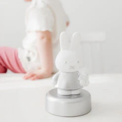 Bambolino Toys Nijntje 3D Zilver Nachtlampje 33197 -Bekend Babyartikelen Winkel 33197 9 mf rd bt night light silver ambiance 02 3