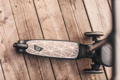 Scoot And Ride Brown Lines Highwaykick 2 Step SR-96526 20 Scoot And Ride Brown Lines Highwaykick 2 Step SR-96526 -Bekend Babyartikelen Winkel Scoot and Ride Brown Lines Highwaykick 2 Step SR 96526 .sfeer 4