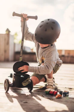 Scoot And Ride Green Lines Highwaykick 2 Step SR-96525 -Bekend Babyartikelen Winkel Scoot and Ride Green Lines Highwaykick 2 Step SR 96525 .sfeer 2