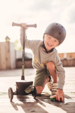 Scoot And Ride Green Lines Highwaykick 2 Step SR-96525 -Bekend Babyartikelen Winkel Scoot and Ride Green Lines Highwaykick 2 Step SR 96525 .sfeer 3