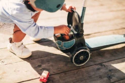 Scoot And Ride Led Steel Highwaykick 2 Step SR-96527 -Bekend Babyartikelen Winkel Scoot and Ride Led Steel Highwaykick 2 Step SR 96527 .sfeer 3