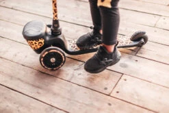 Scoot And Ride Leopard Highwaykick 2 Step SR-96524 -Bekend Babyartikelen Winkel Scoot and Ride Leopard Highwaykick 2 Step SR 96524 .sfeer 3