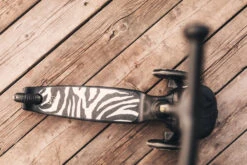 Scoot And Ride Zebra Highwaykick 2 Step SR-96523 -Bekend Babyartikelen Winkel Scoot and Ride Zebra Highwaykick 2 Step SR 96523 .sfeer 2