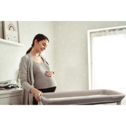 Babygo Goodnight Grey Wieg 4361 -Bekend Babyartikelen Winkel babygo goodnight wieg aan bed sfeer 1