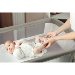Babygo Goodnight Grey Wieg 4361 -Bekend Babyartikelen Winkel babygo goodnight wieg aan bed sfeer 2