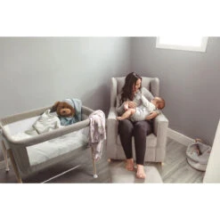 Babygo Goodnight Grey Wieg 4361 -Bekend Babyartikelen Winkel babygo goodnight wieg aan bed sfeer 3