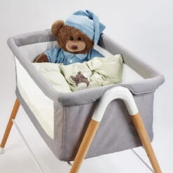 Babygo Goodnight Grey Wieg 4361 -Bekend Babyartikelen Winkel babygo goodnight wieg aan bed sfeer 4