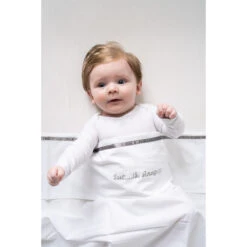 Briljant 'Ssst....Ik Slaap!!!' Zand 100 X 150 Cm Ledikantlaken -Bekend Babyartikelen Winkel briljant ssst sfeer 2 1