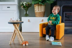 Ding Jamie Velvet Okergeel Kinderfauteuil DI-34201 -Bekend Babyartikelen Winkel mamaloes ding jamie 04