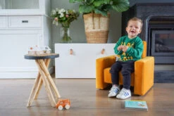 Ding Jamie Velvet Okergeel Kinderfauteuil DI-34201 -Bekend Babyartikelen Winkel mamaloes ding jamie 05