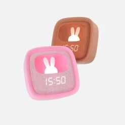 MOB Billy Chocolate Klok En Nachtlampje BILLY-CHOC-01 -Bekend Babyartikelen Winkel mob billy chocolate klok en nachtlampje billy sfeer 1