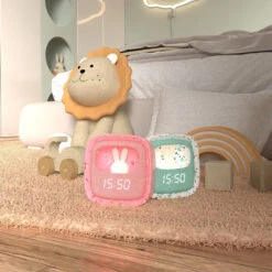 MOB Billy Terrazzo Grenadine Klok En Nachtlampje BILLY-GRENA-01 -Bekend Babyartikelen Winkel mob billy terrazzo klok en nachtlampje sfeer 2