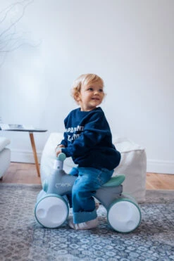 Momi Tobis Grey Ride-On Bubbles Loopfiets ROBI00043 -Bekend Babyartikelen Winkel momi tobis loopfiets sfeer1 1