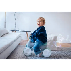Momi Tobis Grey Ride-On Bubbles Loopfiets ROBI00043 -Bekend Babyartikelen Winkel momi tobis loopfiets sfeer2 1
