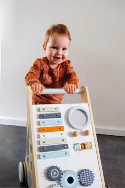 Tryco Houten Activiteiten Loopwagen TR-303012 -Bekend Babyartikelen Winkel tryco houten activiteiten loopwagen03